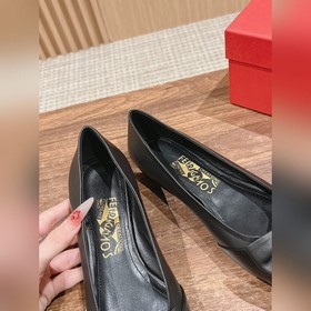 Балетки Ferragamo Начнем с внешнего вида： эти туфли выполнены в к
