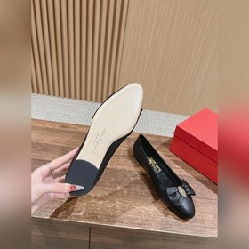Балетки Ferragamo Начнем с внешнего вида： эти туфли выполнены в к