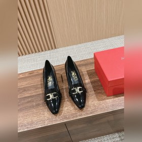 Новые туфли на толстом каблуке с заостренным носком от Ferragamo
