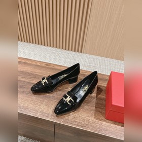 Новые туфли на толстом каблуке с заостренным носком от Ferragamo 