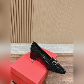 Новые туфли на толстом каблуке с заостренным носком от Ferragamo 