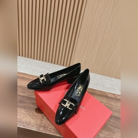 Новые туфли на толстом каблуке с заостренным носком от Ferragamo 
