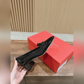Новые туфли на толстом каблуке с заостренным носком от Ferragamo 