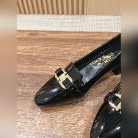 Новые туфли на толстом каблуке с заостренным носком от Ferragamo 