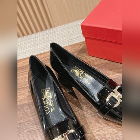 Новые туфли на толстом каблуке с заостренным носком от Ferragamo 