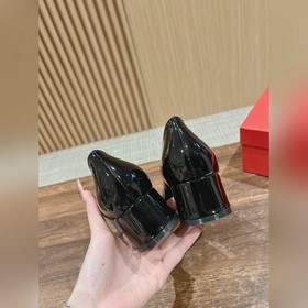 Новые туфли на толстом каблуке с заостренным носком от Ferragamo 