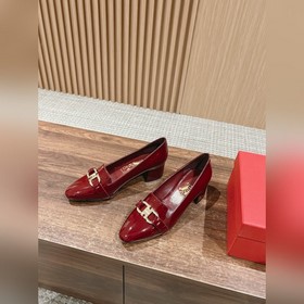 Новые туфли на толстом каблуке с заостренным носком от Ferragamo