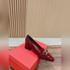 Новые туфли на толстом каблуке с заостренным носком от Ferragamo 