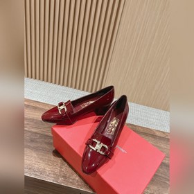 Новые туфли на толстом каблуке с заостренным носком от Ferragamo 