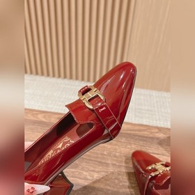 Новые туфли на толстом каблуке с заостренным носком от Ferragamo 