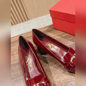 Новые туфли на толстом каблуке с заостренным носком от Ferragamo 