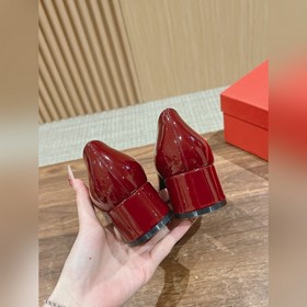 Новые туфли на толстом каблуке с заостренным носком от Ferragamo 