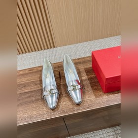 Новые туфли на толстом каблуке с заостренным носком от Ferragamo