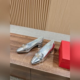 Новые туфли на толстом каблуке с заостренным носком от Ferragamo 