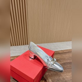 Новые туфли на толстом каблуке с заостренным носком от Ferragamo 