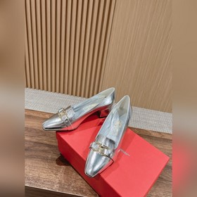 Новые туфли на толстом каблуке с заостренным носком от Ferragamo 