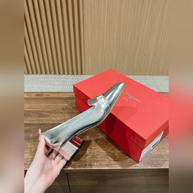 Новые туфли на толстом каблуке с заостренным носком от Ferragamo 
