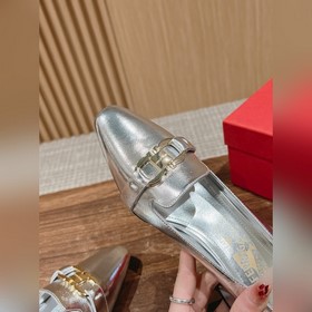 Новые туфли на толстом каблуке с заостренным носком от Ferragamo 