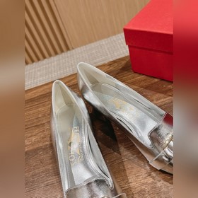 Новые туфли на толстом каблуке с заостренным носком от Ferragamo 
