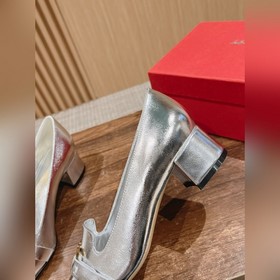 Новые туфли на толстом каблуке с заостренным носком от Ferragamo 
