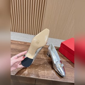 Новые туфли на толстом каблуке с заостренным носком от Ferragamo 
