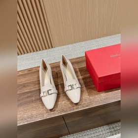 Новые туфли на толстом каблуке с заостренным носком от Ferragamo