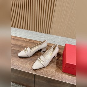 Новые туфли на толстом каблуке с заостренным носком от Ferragamo 