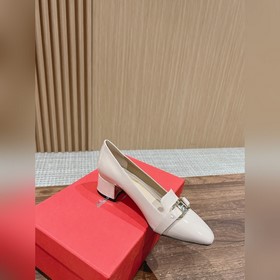 Новые туфли на толстом каблуке с заостренным носком от Ferragamo 