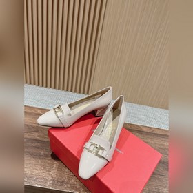 Новые туфли на толстом каблуке с заостренным носком от Ferragamo 