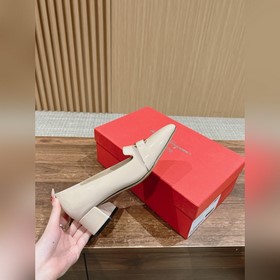 Новые туфли на толстом каблуке с заостренным носком от Ferragamo 