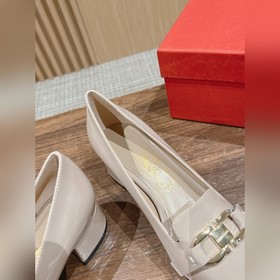 Новые туфли на толстом каблуке с заостренным носком от Ferragamo 