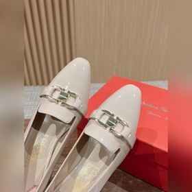 Новые туфли на толстом каблуке с заостренным носком от Ferragamo 