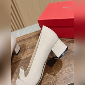 Новые туфли на толстом каблуке с заостренным носком от Ferragamo 