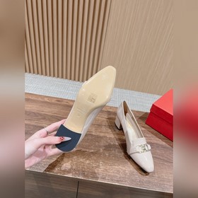 Новые туфли на толстом каблуке с заостренным носком от Ferragamo 