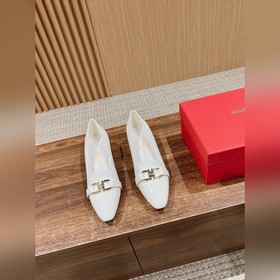 Новые туфли на толстом каблуке с заостренным носком от Ferragamo