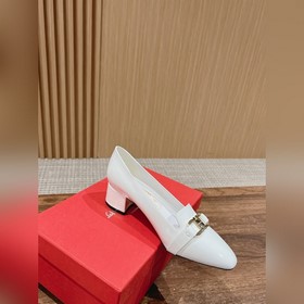Новые туфли на толстом каблуке с заостренным носком от Ferragamo 