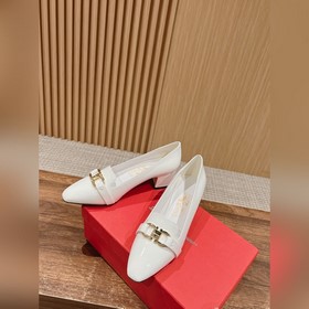 Новые туфли на толстом каблуке с заостренным носком от Ferragamo 