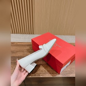 Новые туфли на толстом каблуке с заостренным носком от Ferragamo 