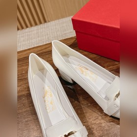Новые туфли на толстом каблуке с заостренным носком от Ferragamo 
