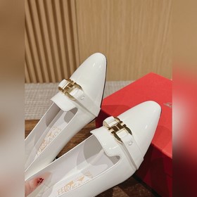 Новые туфли на толстом каблуке с заостренным носком от Ferragamo 