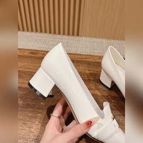 Новые туфли на толстом каблуке с заостренным носком от Ferragamo 