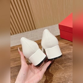 Новые туфли на толстом каблуке с заостренным носком от Ferragamo 