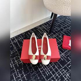 FERRAGAM* 24/Новая весенняя модель Ferragamo на плоской подошве