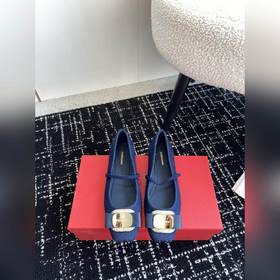 Новая версия балеток Vara с металлической пластиной от Ferragamo