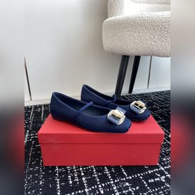 Новая версия балеток Vara с металлической пластиной от Ferragamo 