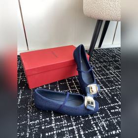 Новая версия балеток Vara с металлической пластиной от Ferragamo 