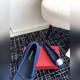 Новая версия балеток Vara с металлической пластиной от Ferragamo 