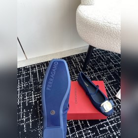 Новая версия балеток Vara с металлической пластиной от Ferragamo 