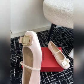 Новая версия балеток Vara с фирменной табличкой от FERRAGAMO для 
