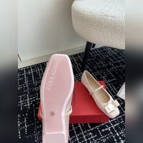 Новая версия балеток Vara с фирменной табличкой от FERRAGAMO для 